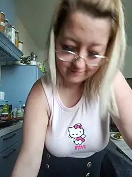 Lillyloo_ from StripChat is Freechat