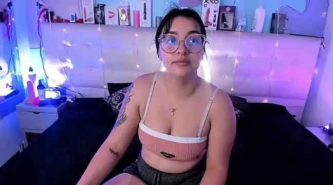 PrettyViiolett from StripChat is Freechat